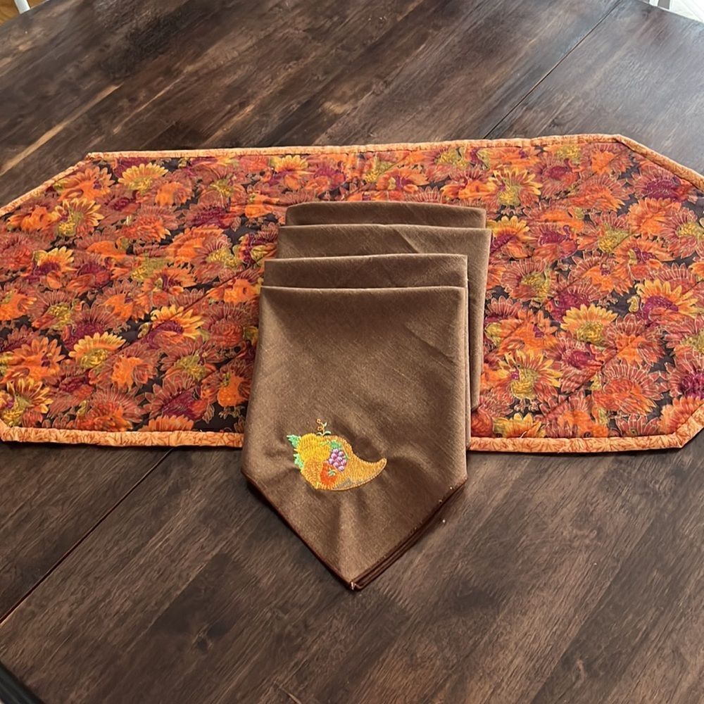 Reversible Quilted Runner & Custom Embroidered Square Brown Napkins - Picture 14 of 16